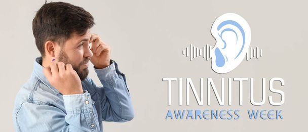 聴覚障害を持つ若い男性との耳鳴りの意識週間のためのバナー - 写真・画像