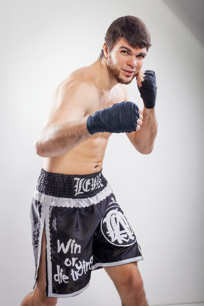 Boxeo tailandés Artem Levin en estudio
 - Foto, imagen