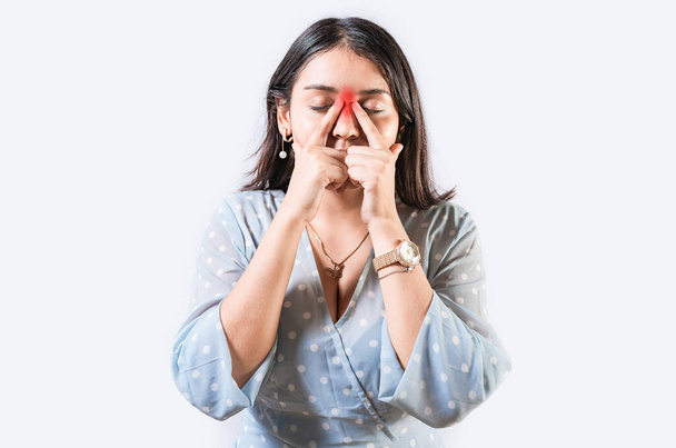 Девушка с головной болью в носу. Концепция синусовой боли. Молодая женщина с болью в носу. Человек с болями в носу - Фото, изображение