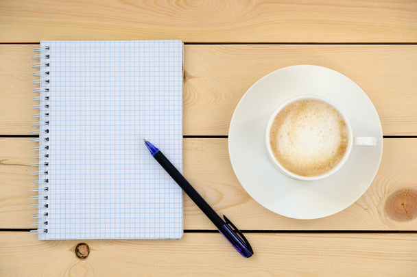 Leerer Rohling mit Stift und Kaffeetasse auf Holztisch - Foto, Bild