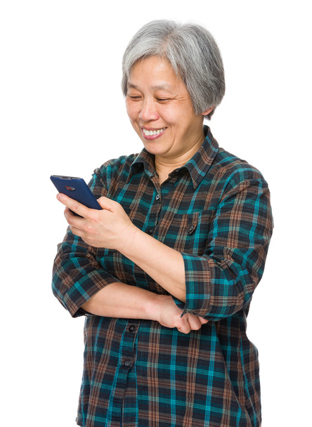 Azjatycki starsza kobieta w plaid shirt - Zdjęcie, obraz