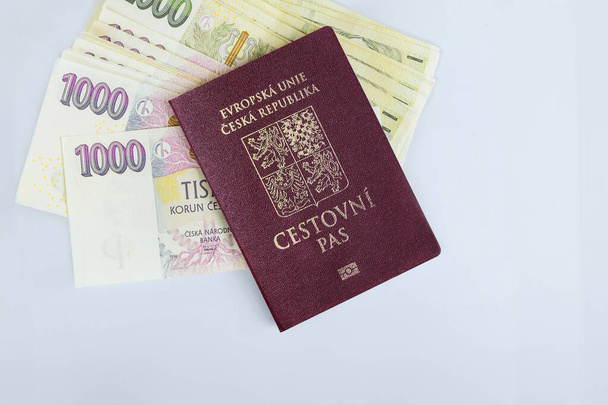 Tschechische Republik Pass sind gestapelt verschiedene Stückelungen Kronen Banknoten Bargeld auf weißem Hintergrund gestapelt - Foto, Bild