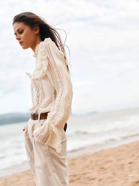 Bellezza in riva al mare: una giovane donna splendida ed elegante che si gode una giornata di sole sulla spiaggia. - Foto, immagini
