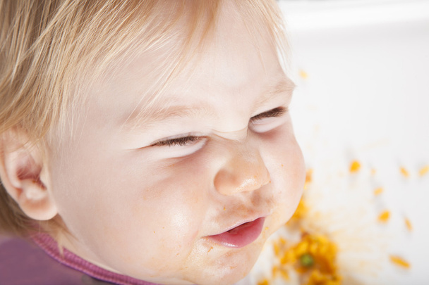 overhead glimlachende baby eten - Foto, afbeelding