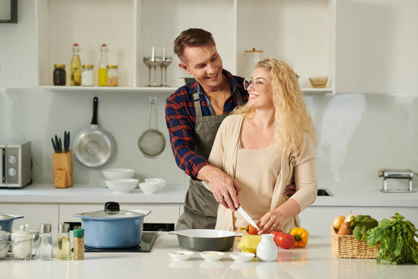 szczęśliwy Dojrzałe para w miłość gotowanie obiad razem w kuchnia - Zdjęcie, obraz