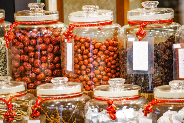 bocaux en verre remplis de dates rouges - Photo, image