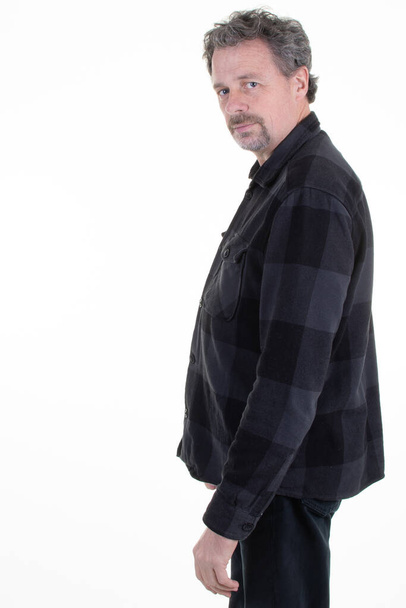 классический мужчина красивый хипстер в формальной рубашке в клетчатой фланели вид сбоку - Фото, изображение
