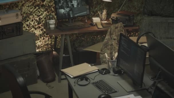 Nenhuma visão geral de pessoas tiro de vários monitores de computador e laptop com programas de vigilância no centro de controle militar escuro com luz escurecida quente - Filmagem, Vídeo