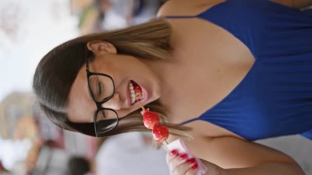 Mulher hispânica deslumbrante saboreia doce de morango japonês gostoso na rua Nakamise, um ponto tokyo icônico - Filmagem, Vídeo