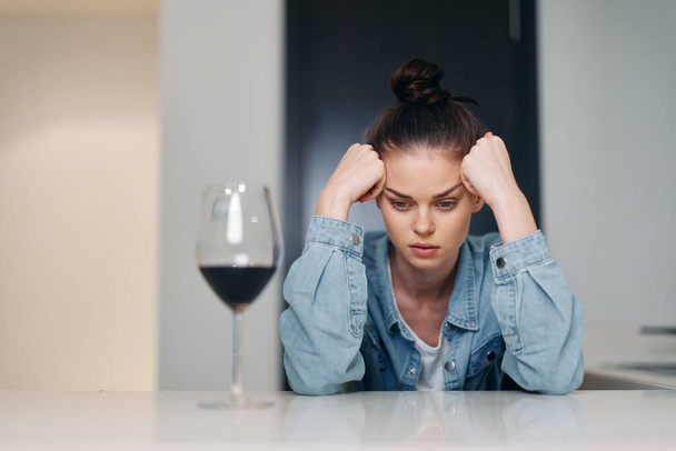 Osamělá, depresivní žena pití vína sama v restauraci: Portrét samoty a zoufalství - Fotografie, Obrázek