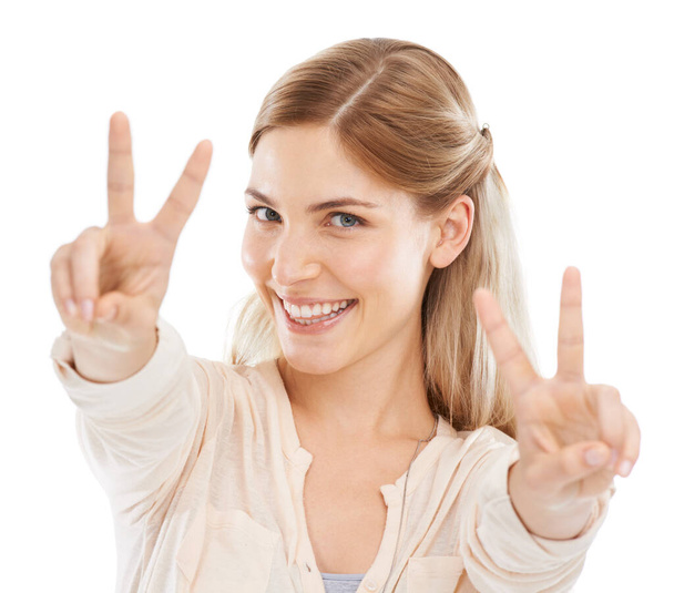 Opgewonden, vredesteken en portret van vrouw in studio geïsoleerd op een witte achtergrond. Gezicht, vingers en v hand gebaar, emoji en gelukkig jong model met grappig symbool voor overwinning, succes en winnen. - Foto, afbeelding