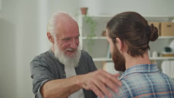 Οικογενειακή συζήτηση: νέοι και ηλικιωμένοι άνδρες μιλούν για τη ζωή, ψυχολογική υποστήριξη ο ένας για τον άλλο, διάλογος μεταξύ των γενεών, εγκάρδια παρηγοριά, συμβουλές και σοφία, ζεστή επικοινωνία - Πλάνα, βίντεο