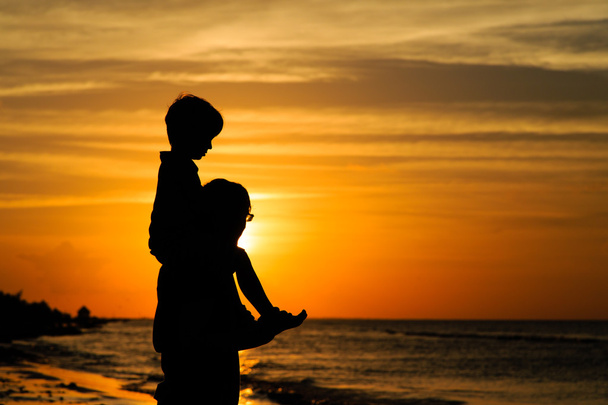 pai e filho nos ombros olhando para o pôr do sol
 - Foto, Imagem