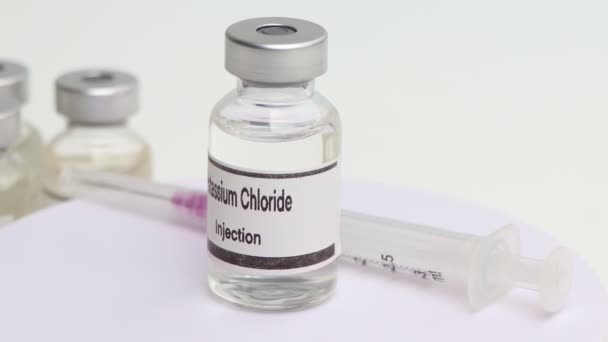 İlaç veya laboratuvar deneylerinde kullanılan bir şişe içindeki potasyum klorür. - Video, Çekim