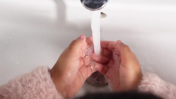 Dětské mytí rukou mýdlem . - Záběry, video