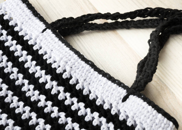Fios de algodão Padrão de fio de algodão em preto e branco. Um fragmento de uma bolsa feminina feita de fio ECO. - Foto, Imagem