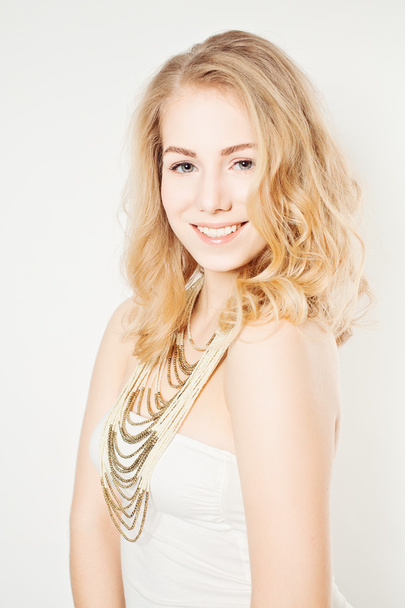 Мода посміхаючись блондинка дівчина з Кучеряве волосся і макіяж - Фото, зображення