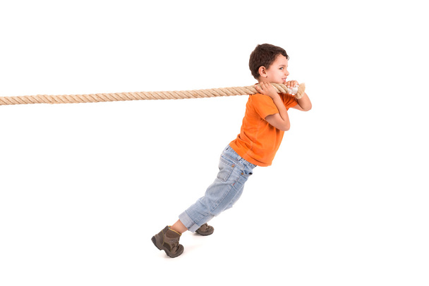 Jongen trekt aan een touw - Foto, afbeelding