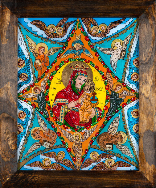 Ícone pintado em vidro reverso no ingênuo estilo ortodoxo da Europa Oriental retratando a Virgem Maria e o menino Jesus. Ícone moldado. - Foto, Imagem