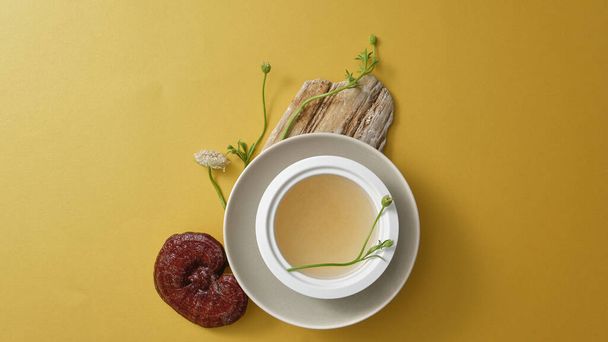 鳥の巣からの製品のための広告シーン,赤いレイシのキノコ(ガノダーマ)が付いている鳥の巣のスープのボウル. 韓国の希少で良い薬草 - 写真・画像