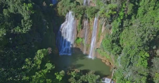 Vista aérea Numerosas cascadas fluyen desde acantilados anchos y empinados. Thi Lor Su Cascada Ubicado en medio de la belleza virgen de la provincia de Tak. Thi Lo Su Cascada La cascada más grande de Tailandia. - Imágenes, Vídeo