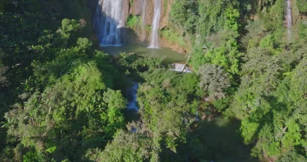 Widok z lotu ptaka Liczne wodospady płyną z szerokich, stromych klifów. Wodospad Thi Lor Su Położony pośród nietkniętego piękna prowincji Tak. Wodospad Thi Lo Su Największy wodospad w Tajlandii. - Materiał filmowy, wideo
