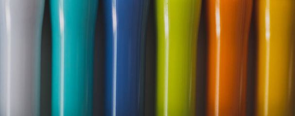 動きの鮮やかな多彩なラインと波:明るい青と緑の勾配パターンを持つ抽象的なデジタルアートの背景 - 写真・画像