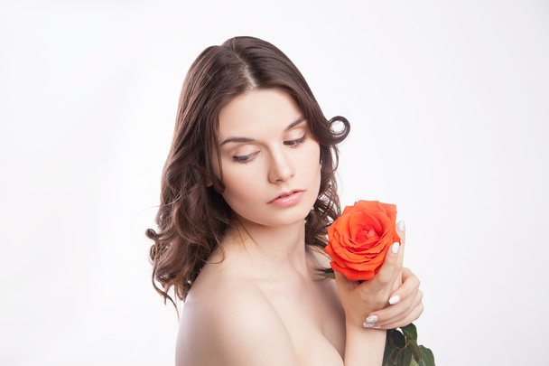 portrait of beautiful brunette woman with red rose - Foto, afbeelding