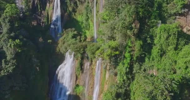 エアリアルビュー 広い,急な崖から多数の滝が流れます. ティ・ロール・ス・ウォーターフォールは,タク州の手つかずの美しさに囲まれています.タイ最大の滝. - 映像、動画