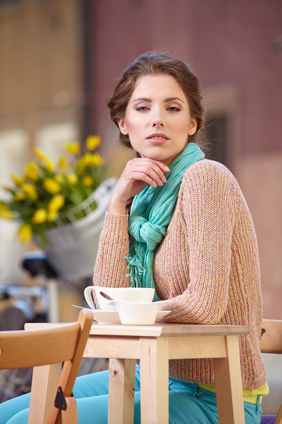 Woman enjoying the open air restaurant - Foto, Imagen