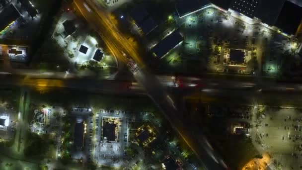 Top kilátás a nagy multilane közúti csomópont közlekedési lámpák és mozgó autók amerikai városban éjjel. A szállítási rendszer időkerete az USA-ban. - Felvétel, videó