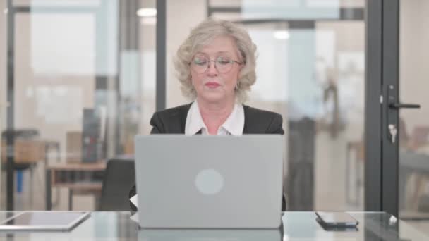 Donna d'affari anziana che celebra il successo sul computer portatile
 - Filmati, video