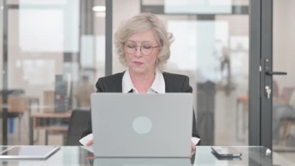 Senior Businesswoman Odchodzenie z biura po pracy - Materiał filmowy, wideo