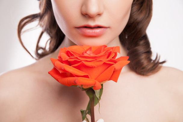 portrait of beautiful brunette woman with red rose - Fotografie, Obrázek