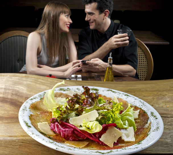 Pariskunta salaatin kanssa heidän edessään
 - Valokuva, kuva