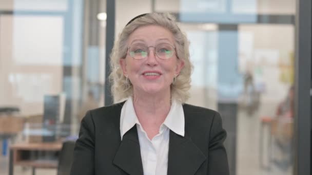 Senior Businesswoman hablando durante Onling Vlogging - Imágenes, Vídeo