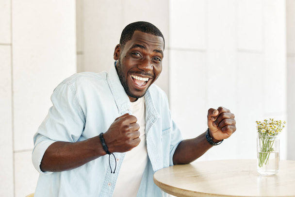 człowiek wesoły afrykański tło pozytywne ekspresja czarny dorosły afro facet osoba szczęśliwy młody moda portret studio amerykański atrakcyjny twarz odizolowany styl życia mężczyzna - Zdjęcie, obraz