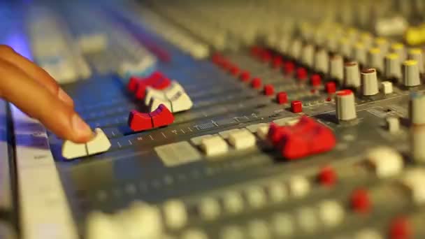 Doorgeven van professionele audio-mixer - Video