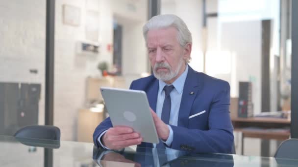 Oude zakenman werkt aan digitale tablet - Video