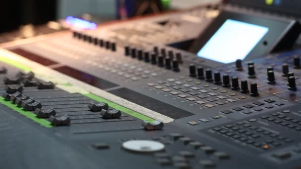 Μείκτη ήχου που εργάζονται σε καταγραφή στούντιο - Πλάνα, βίντεο