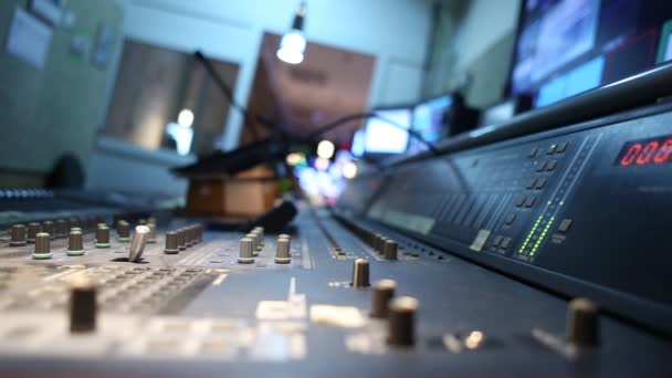 Mixer audio che lavora in registrazione in studio
 - Filmati, video