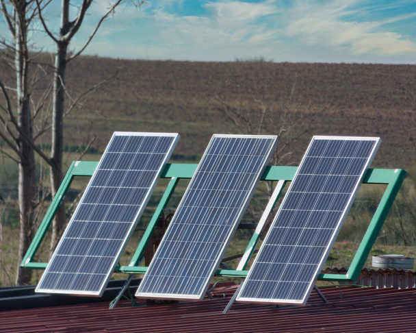 painéis solares contra o céu fotovoltaicos em espanha perto madrid ecologia - Foto, Imagem