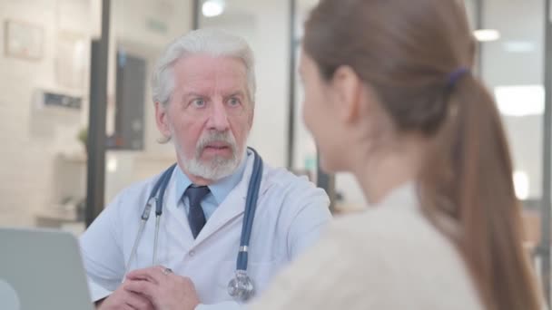 Detailní záběr, jak starší lékař mluví s pacientem - Záběry, video