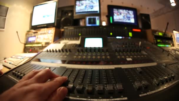 Mão no misturador de áudio profissional
 - Filmagem, Vídeo
