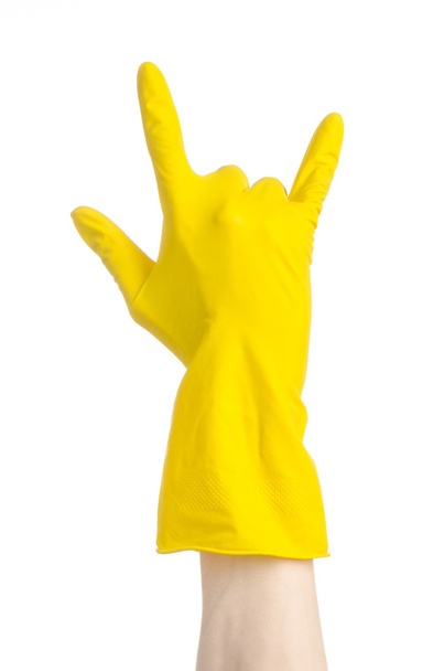 Praca domowa, pranie i czyszczenie tematu: człowieka ręka trzyma żółty i nosi gumowe rękawice do mycia na białym tle na białym tle w studio - Zdjęcie, obraz
