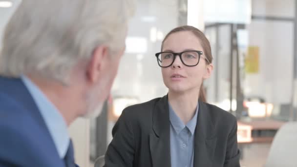 Gros plan d'une femme d'affaires qui parle avec un homme d'affaires - Séquence, vidéo
