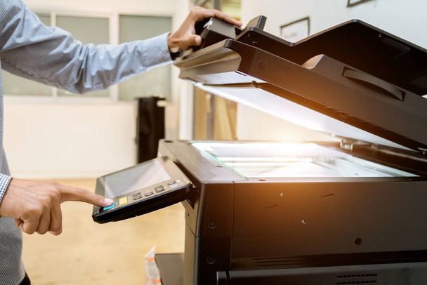 Obchodní muž Ruční stisknutí tlačítka na panelu tiskárny, tiskárna skener laserové kancelářské kopírovací stroje dodávky start - Fotografie, Obrázek