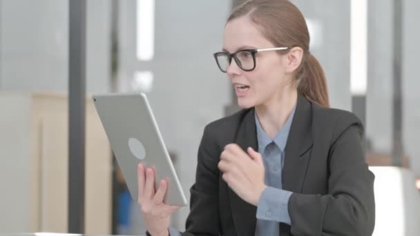Πορτρέτο της Επιχειρηματίας Να κάνει Βίντεο Chat στο Tablet - Πλάνα, βίντεο