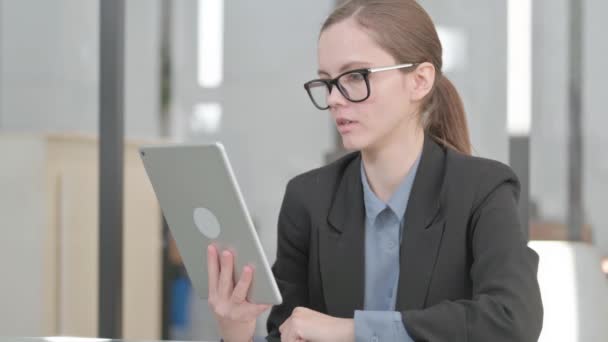 Portret van zakenvrouw met verlies op tablet - Video