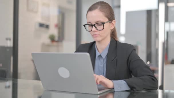 Femme d'affaires tapant sur ordinateur portable dans le bureau - Séquence, vidéo